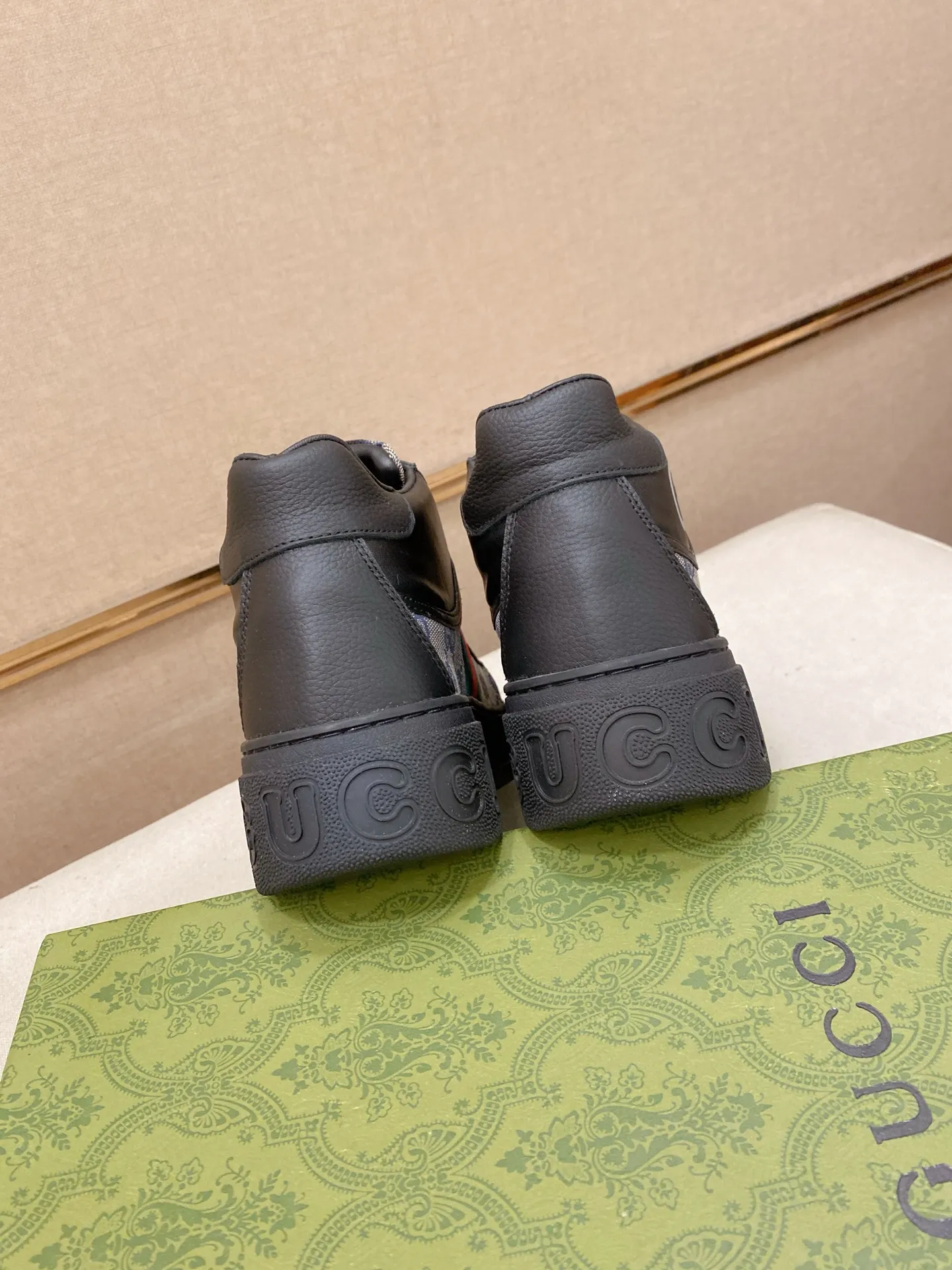 Factory price: 442💰 (GUCCI) The latest model from the official website🎁🎁Casual and fashionable men's shoes👟, hot style💥The style is simple and elegant, exclusive for trendy men. Unique official website's latest brand elements👑original Gucci decoration, fashionable and generous, the fabric is original cowhide ✅sheepskin lining, the official website specifies wear-resistant casual outsole, the classic model is taken in kind at the counter🎬38-44 (can be customized for 45 non-refundable)